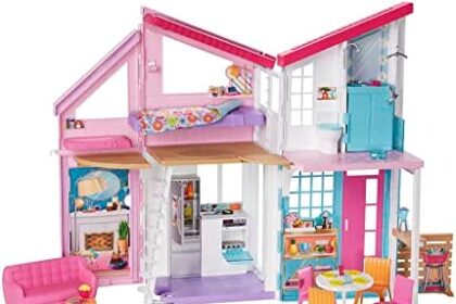 Barbie - Casa di Malibu - Casa di Barbie Malibu - Playset Trasformabile con Plug-and-Play - Oltre 25 Accessori - 60 Cm - Regalo per Bambini da 3+ Anni, FXG57