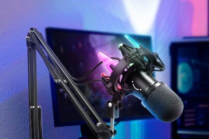 FIFINE USB Gaming Microfono kit per PC, Dinamico Microfoni Cardioide con 8 Colori RGB Supporto Antiurto e Pulsante di Silenziamento, per Podcasting YouTube Streaming Discord