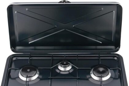 ARDES | AR1FG03 Fornello a Gas da Esterno GPL Cucina a Gas Portatile per Campeggio 3 Fuochi Con Coperchio In Acciaio Verniciato Nero - Classe di efficienza energetica A+++