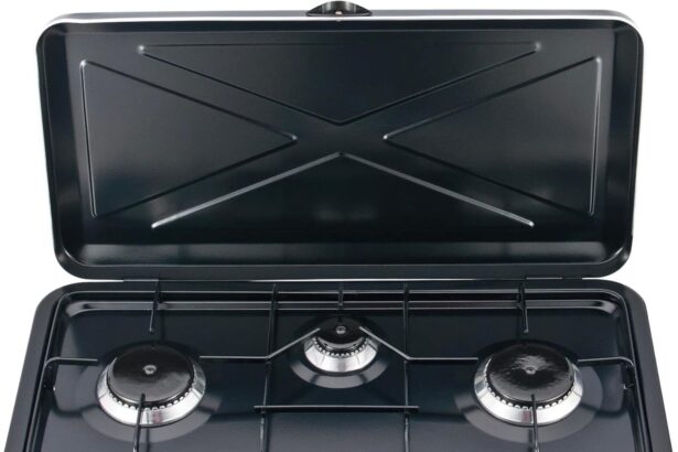 ARDES | AR1FG03 Fornello a Gas da Esterno GPL Cucina a Gas Portatile per Campeggio 3 Fuochi Con Coperchio In Acciaio Verniciato Nero - Classe di efficienza energetica A+++