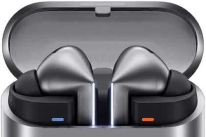 Samsung Galaxy Buds3 Pro Auricolari in-ear True Wireless, Cuffie ergonomiche con luce LED, Cancellazione attiva del rumore, Audio Hi-Fi, Batteria a lunga durata, IP57, Silver 2024 [Versione Italiana]