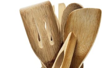 Relaxdays Set Accessori da Cucina, 6 Mestoli in bambù, Portamestoli, Cucchiai, Pinza, Paletta, Forchetta, Marrone Chiaro, Legno, H x D: 22.5 x 8.5 cm ca