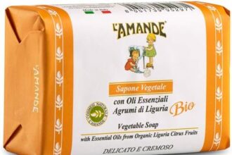 L'AMANDE - Sapone Mani Vegetale Neutro, Delicato per Pelli Sensibili ad Azione Antistress, Saponetta Detergente Idratante Profumata con Olio Essenziale Biologico di Arancia - Agrumi di Liguria, 200 gr