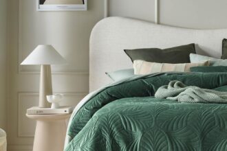 ROOM99 Feel Elegant Bedspread in Dark Green, 240 x 260 cm, Versatile as a Bedspread or Sofa Throw, Bed and Sofa Blanket, Quilt Style Ideal as a Bedspread Velvet