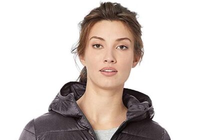 Amazon Essentials Women's Long Down Jacket with Foldable Hood, Lightweight and Waterproof (Available in Plus Sizes)