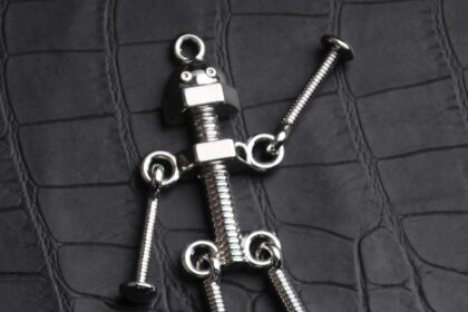 Robot Moving Screw Keychain Creative Vintage Design Articulated Arms Legs Funny Accessory